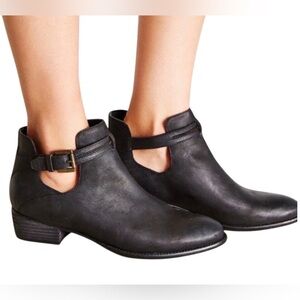 Seychelles Tourmaline ankle boots leather buckle detail moto Chelsea booties 8